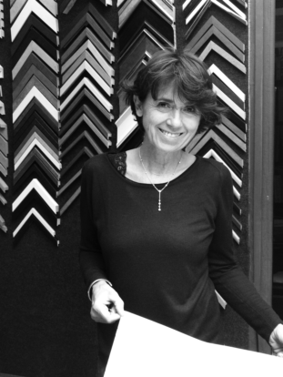 portrait de Virginie Breton chez Les Baguettes Magiques - Encadrement et restauration d'art